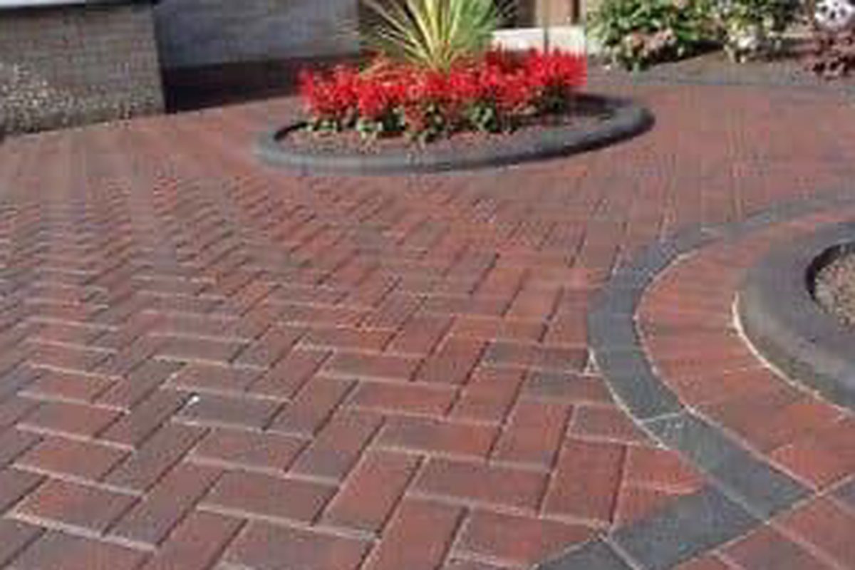 Block paved driveway with a circle feature
