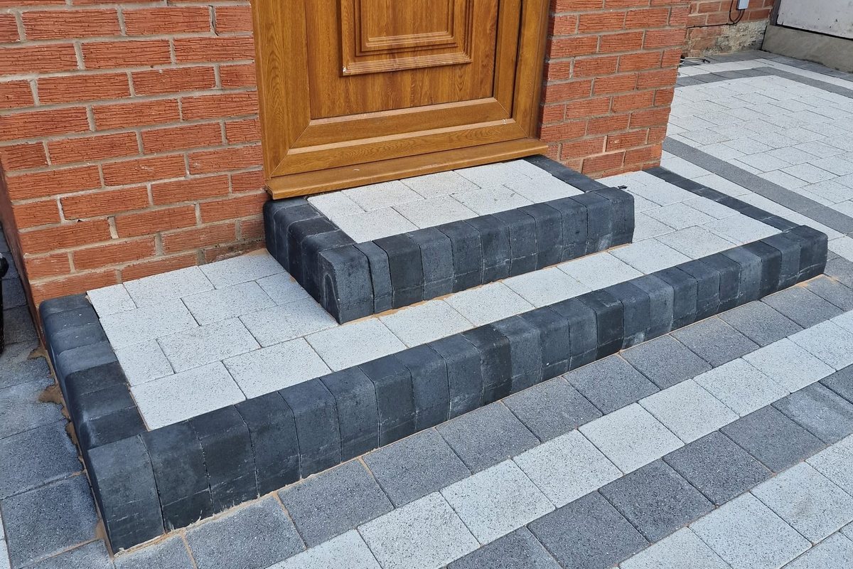 Block paved path and step in grey